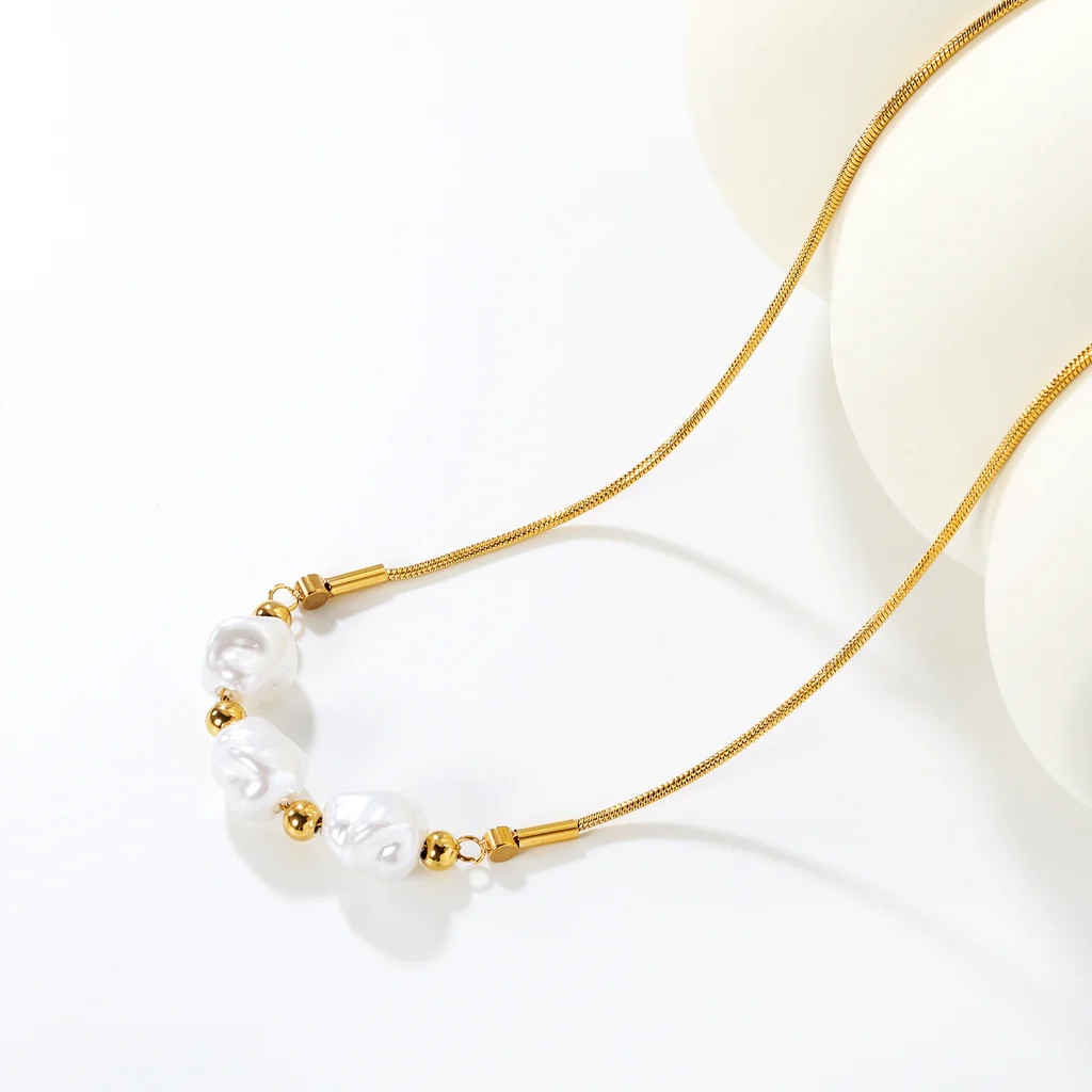 3 imitation pearls + 4 steel beads + round snake chain with round pendant Necklace in steel/gold - Image 2