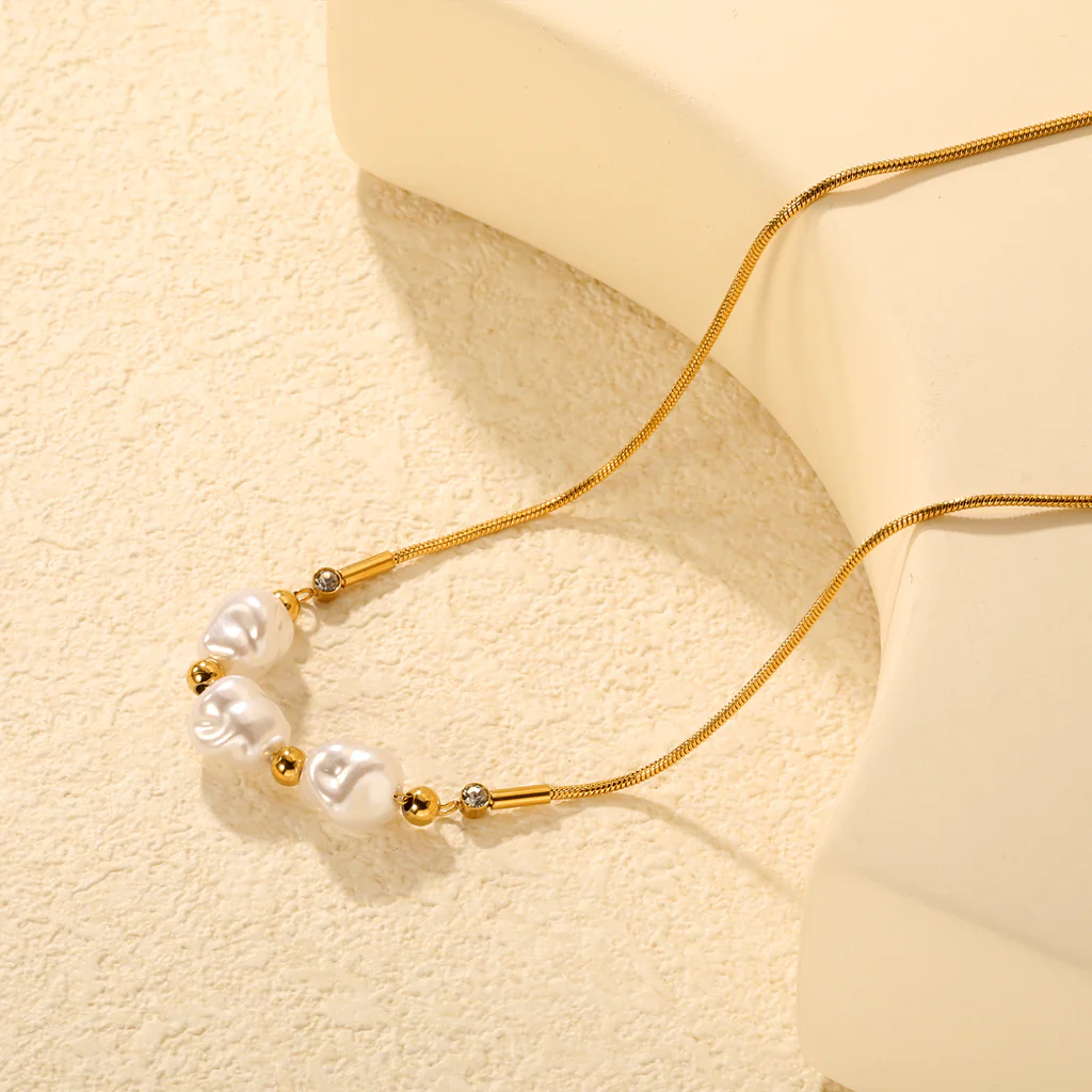 3 imitation pearls + 4 steel beads + round snake chain with round pendant Necklace in steel/gold - Image 3